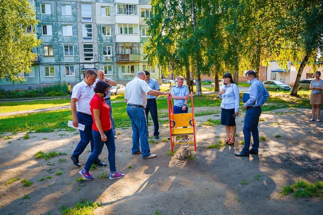 Разбитую детскую площадку в Юрге по требованию губернатора восстановят до конца недели