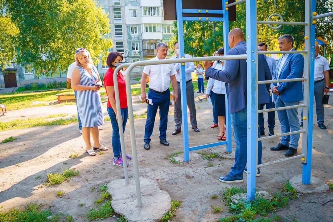 Разбитую детскую площадку в Юрге по требованию губернатора восстановят до конца недели