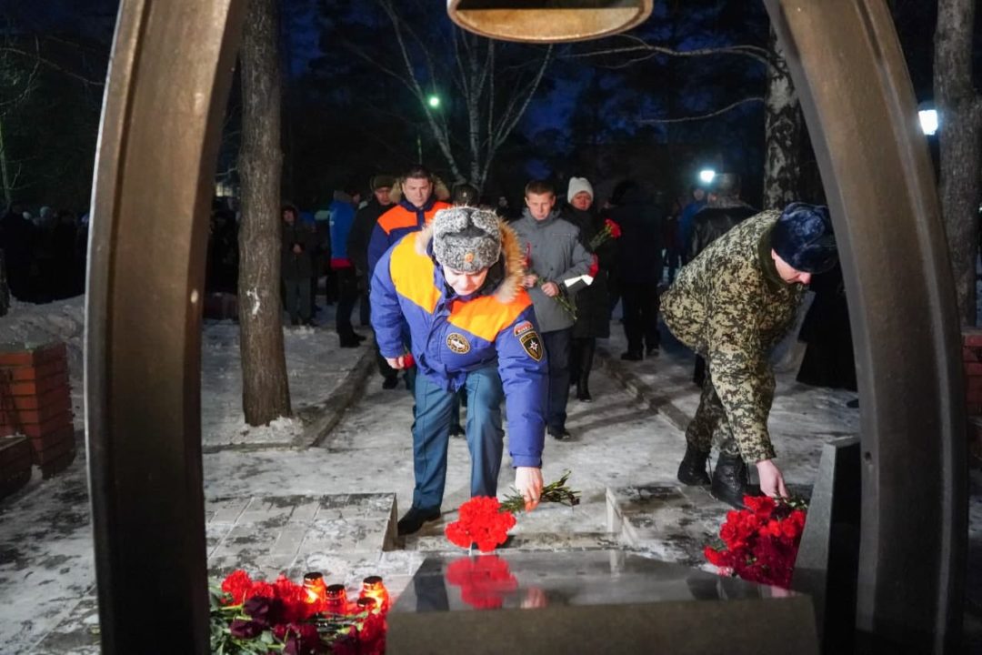 Кузбассовцы почтили память погибших на шахте «Листвяжная»