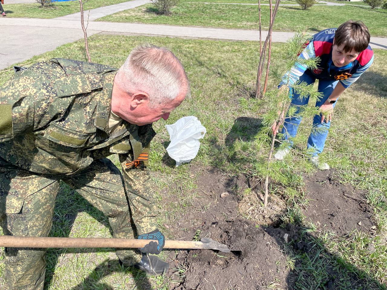 Кузбассовцы высаживают деревья в память о тех, кто приближал Великую Победу