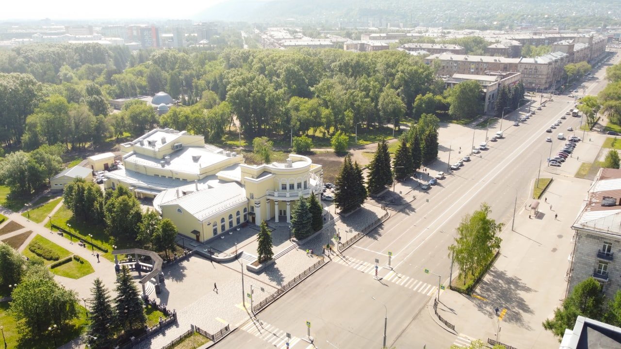 Сергей Цивилев поздравил творческий коллектив театра кукол «Сказ» с новосельем