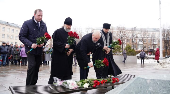 Сергей Цивилев почтил память жертв трагедии в ТЦ «Зимняя вишня»