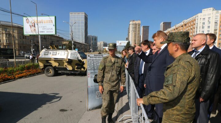 Полномочный представитель президента посетил выставку трофейной техники