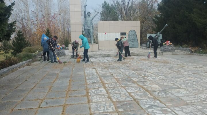 У 29 мемориалов Ленинск-Кузнецкого муниципального округа проведены субботники