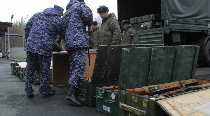 В Кузбассе Росгвардия передала российским военнослужащим 100 единиц конфискованного оружия для борьбы с дронами