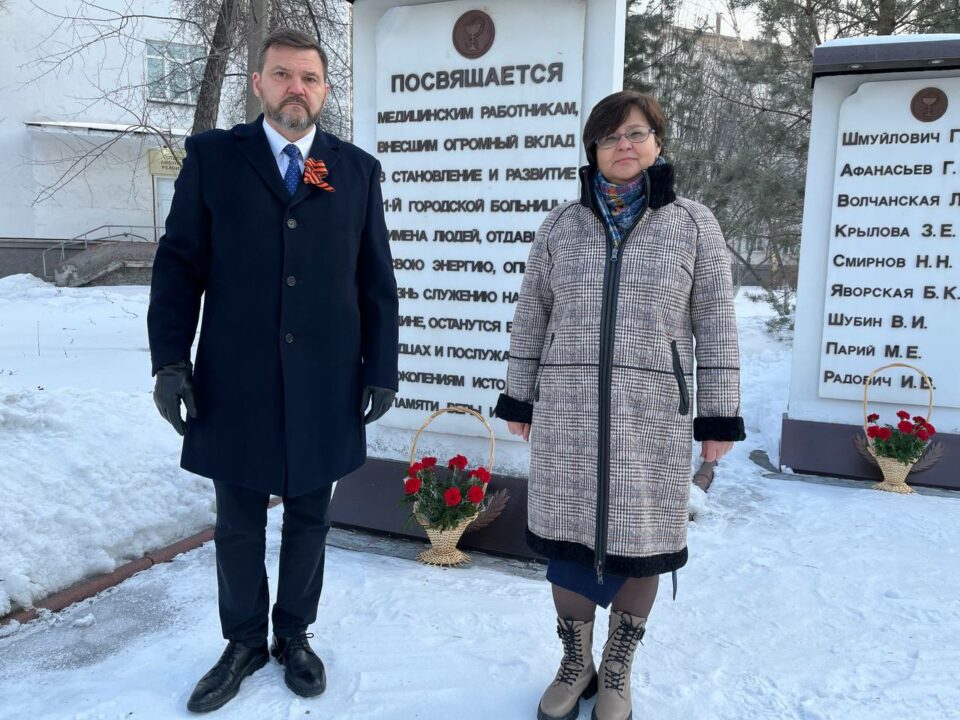 Медики на передовой и в памяти поколений: в Первой больнице Новокузнецка чествуют героев Отечества